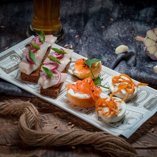 Сельдь на Бородинском хлебе, сырный мусс на булочке с лососем, яйцо фаршированное соусом тунца